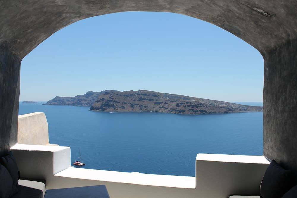 Incredible caldera views! Full sunset, private, spacious - in the heart of Oia in Ormos Ammoudiou, Oia