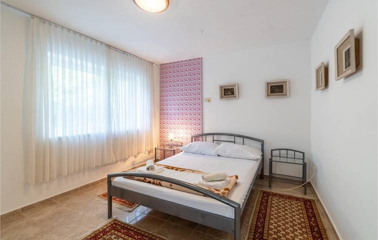 Ganze Ferienwohnung, Gemütliche Ferienwohnung mit Terrasse in der Nähe des Strandes Bijela in Premantura, Südküste Istrien