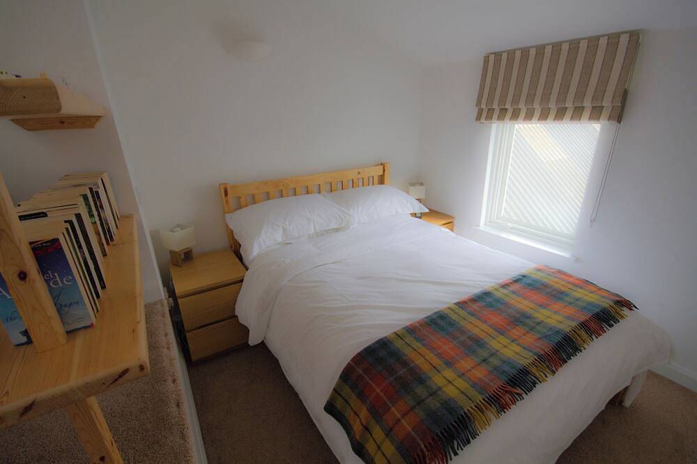 Rosgorm Cottage - Islay retreat near whisky, beach & sea in Port Charlotte (Islay), Argyll & Bute