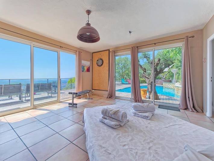 Villa per 10 persone, con panorama e giardino nonché piscina, con animali domestici a Grasse