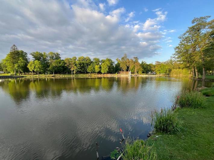 Location de vacances pour 2 personnes, avec vue sur le lac et jardin ainsi que piscine et vue, animaux acceptés à Le Nouvion-en-Thiérache - 2