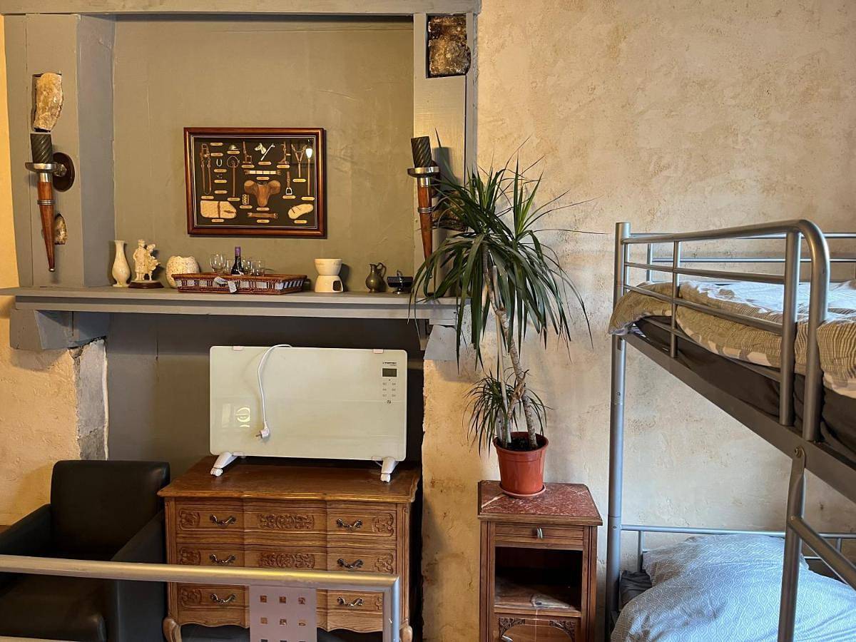 Double Room with Shared Bathroom in Issy-l'Évêque, Région d'Autun