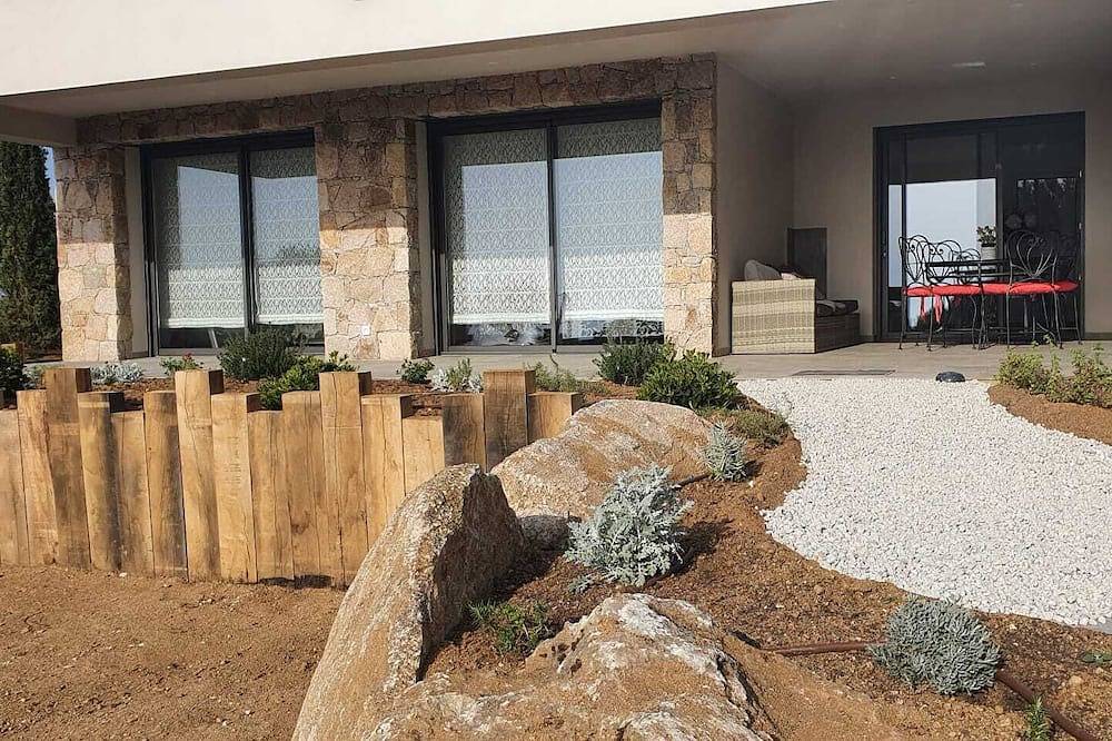 Appartement entier, Bas de villa vue mer avec jardin, 5 minutes de la plage in Corbara, Région de Calvi