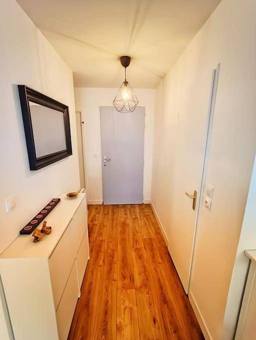 Appartement entier, One-Bedroom Apartment in Voisins-le-Bretonneux, Yvelines