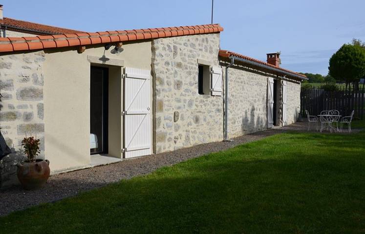 Gîte pour 4 personnes, avec terrasse et piscine ainsi que jacuzzi et jardin à Mortagne-sur-Sèvre - 2