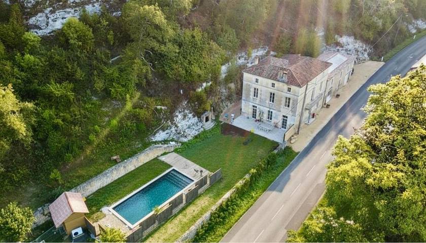 Location de vacances pour 2 personnes, avec Terrasse et Jardin ainsi que Piscine et Vue à Bayac