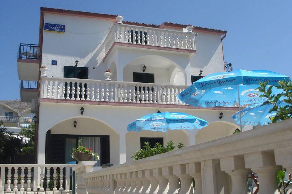 Villa Sofija, Bed and Breakfast 300 Meter zum Strand mit Eigenem Parkplatz in Grebastica, Šibenik-Knin