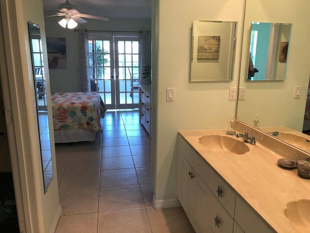 Waterfront Island Home mit Dock, Pool und in der Nähe des Strandes! in North Hutchinson Island / Orchid Island, St. Lucie County