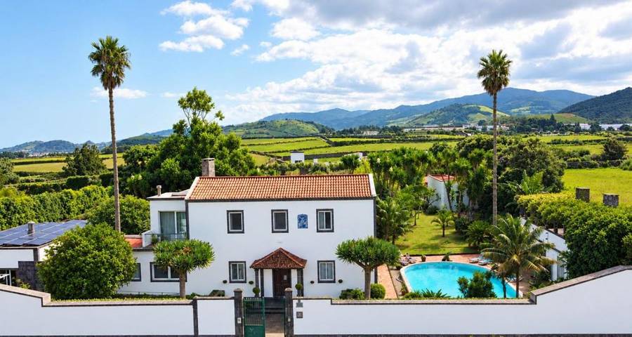 Casa de férias para 2 pessoas, com Terraço e Jardim e ainda Piscina and Vista em Rabo de Peixe