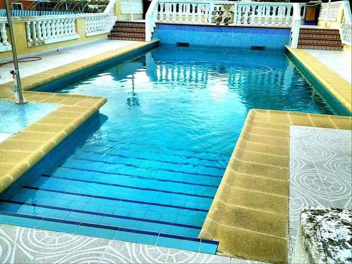 Casa para 20 personas, con terraza además de piscina y jardín en Cullera