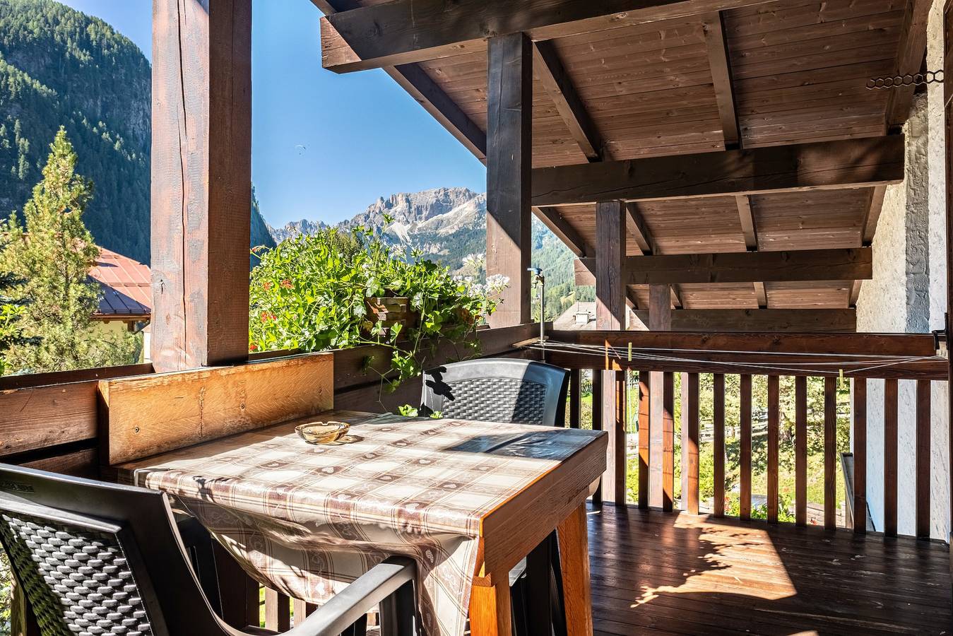 Appartement entier, Appartement 'Cesa Soramurat Appartamento 7' avec vue sur les montagnes, terrasse privée et Wi-Fi in Canazei, Dolomiti Superski