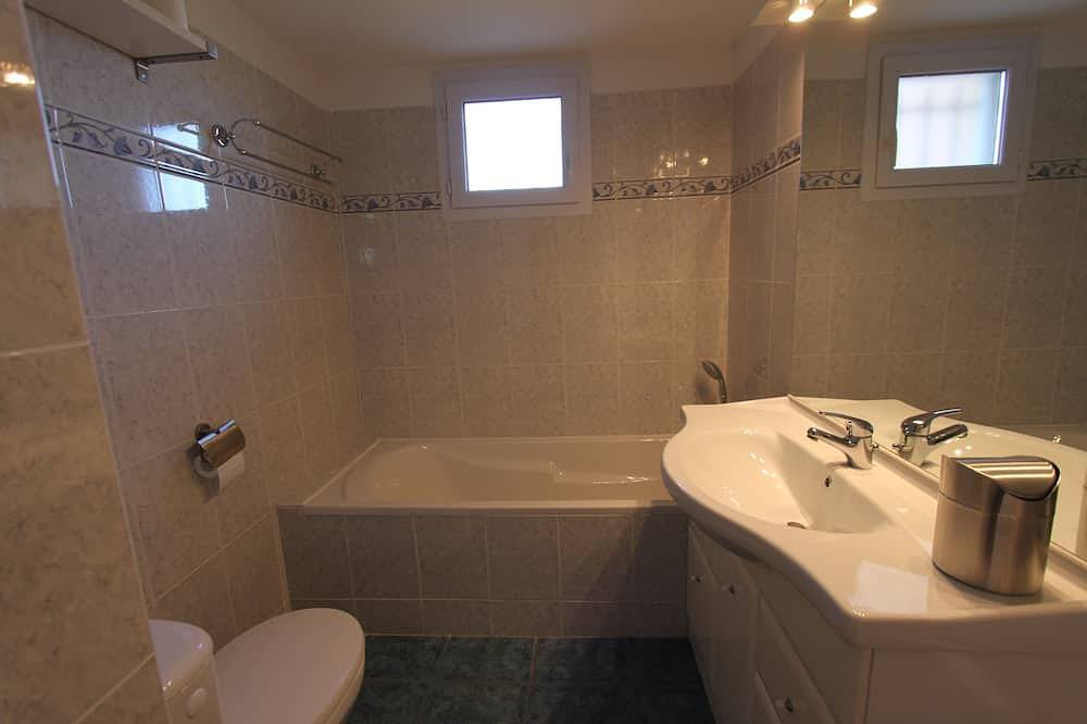 Cozy holiday home 7p in holiday park with large swimming pool in Arles, wifi, air conditioning in Arles, Mediterranean Coast (France)