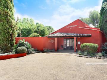 Ferienwohnung für 2 Personen, mit Terrasse und Kinderpool sowie Sauna, mit Haustier in Arles