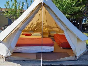 Gîte pour 4 personnes, avec jardin ainsi que vue et piscine à Chalencon