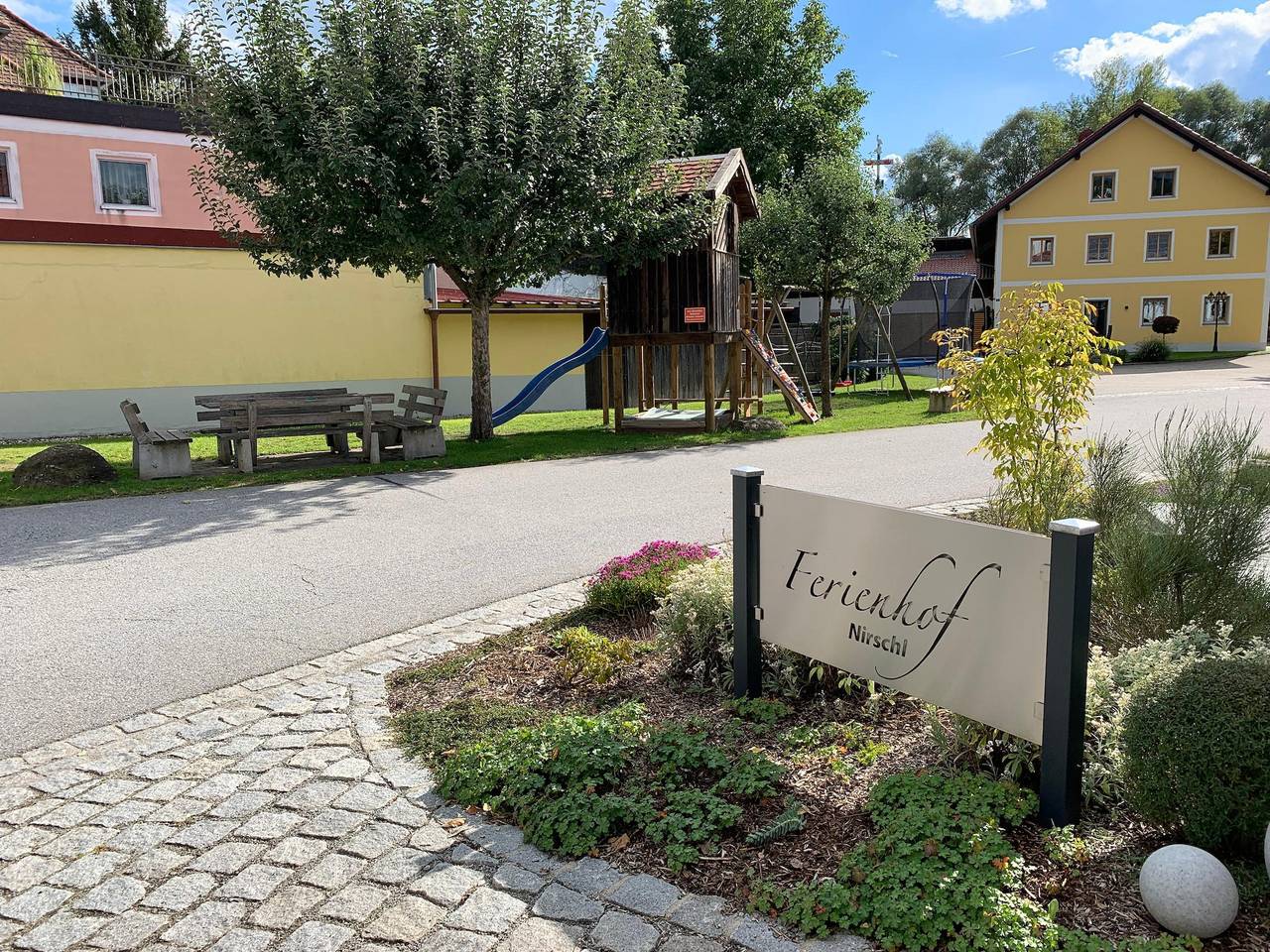 Ferienhof Nirschl - Ferienwohnung Sonnenaufgang (120qm) mit Wellness-Bereich und Garten in Winzer, Bayerisches Donautal