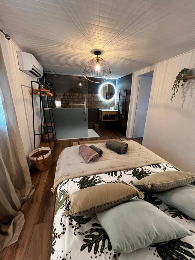 Gîte pour 2 personnes, avec Terrasse et Jacuzzi ainsi que Jardin et Piscine à Puget