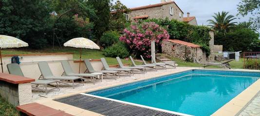 Gîte pour 10 personnes, avec piscine ainsi que terrasse et jardin, animaux acceptés à Villelongue-dels-Monts
