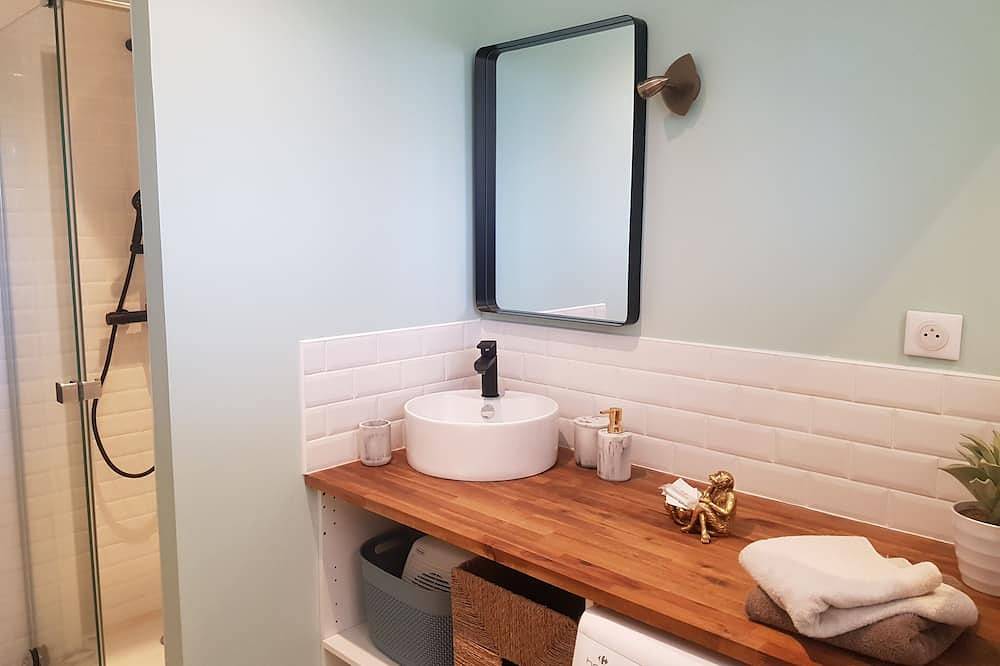 Appartement entier, Gîte avec piscine privée in Lunel-Viel, Côte méditerranéenne (France)