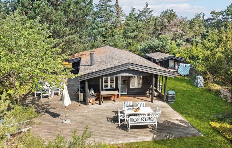 Ferieudlejning for 6 personer, med Terrasse og Have i Rørvig