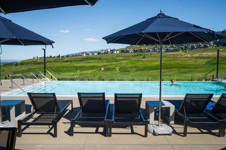 Station pour 2 personnes, avec jacuzzi ainsi que balcon et piscine à Vernon - 2