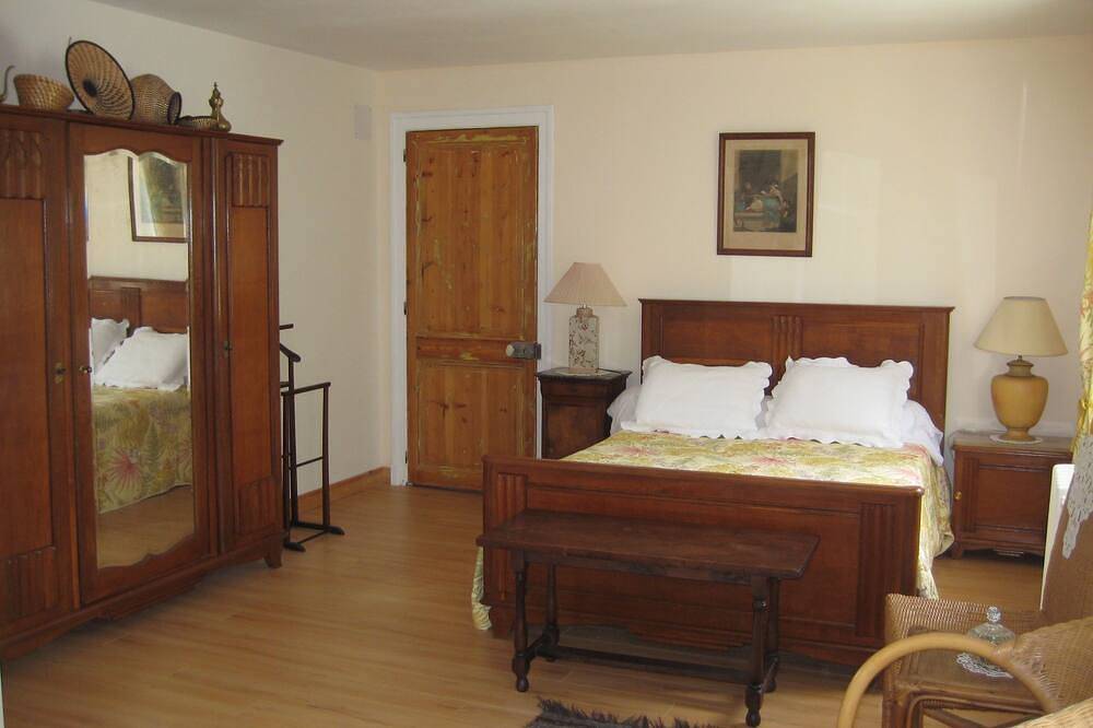 Une grande maison de campagne au coeur d'une magnifique région touristique in Le Thou, Région de Rochefort