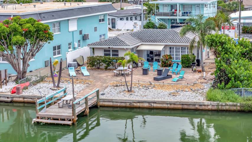 Vacation rental for 4 people, with yard and balcony, kid friendly in Treasure Island