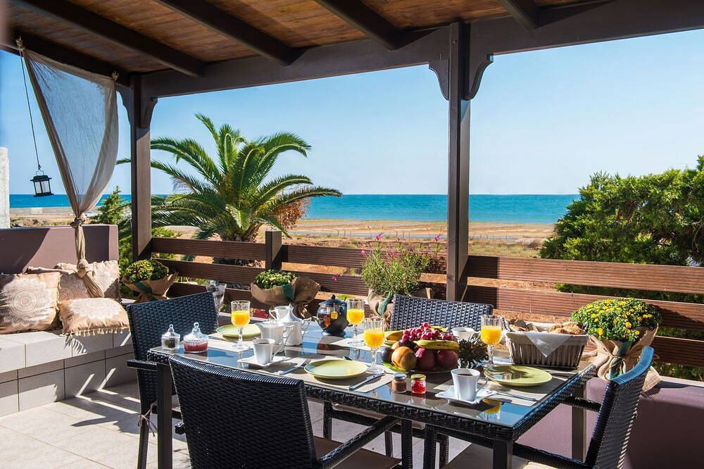 Villa Eva,  Luxury villa 50 meters from the sea, in a very quite area. in Kokkini Hani, Heraklion og Omegn