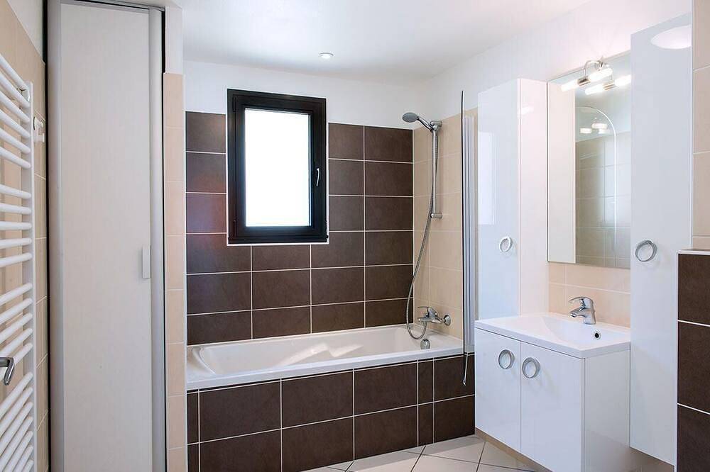 Entire apartment, Flat with water views in Chorges, Écrins National Park