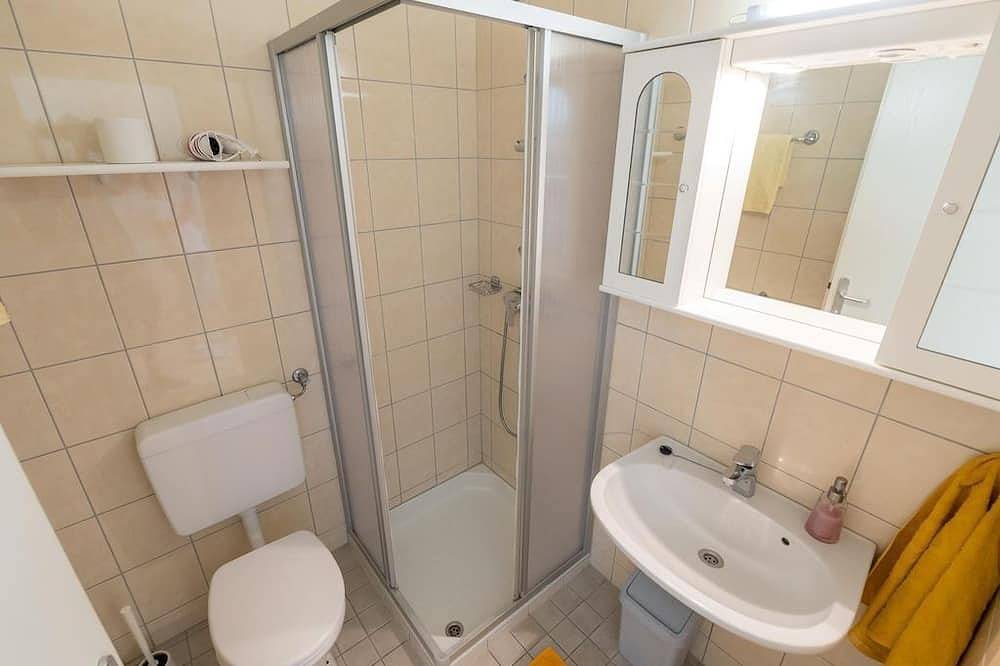 Einzelzimmer mit Dusche, Wc - Gästehaus Elfriede in Mörbisch am See, Leithaberg