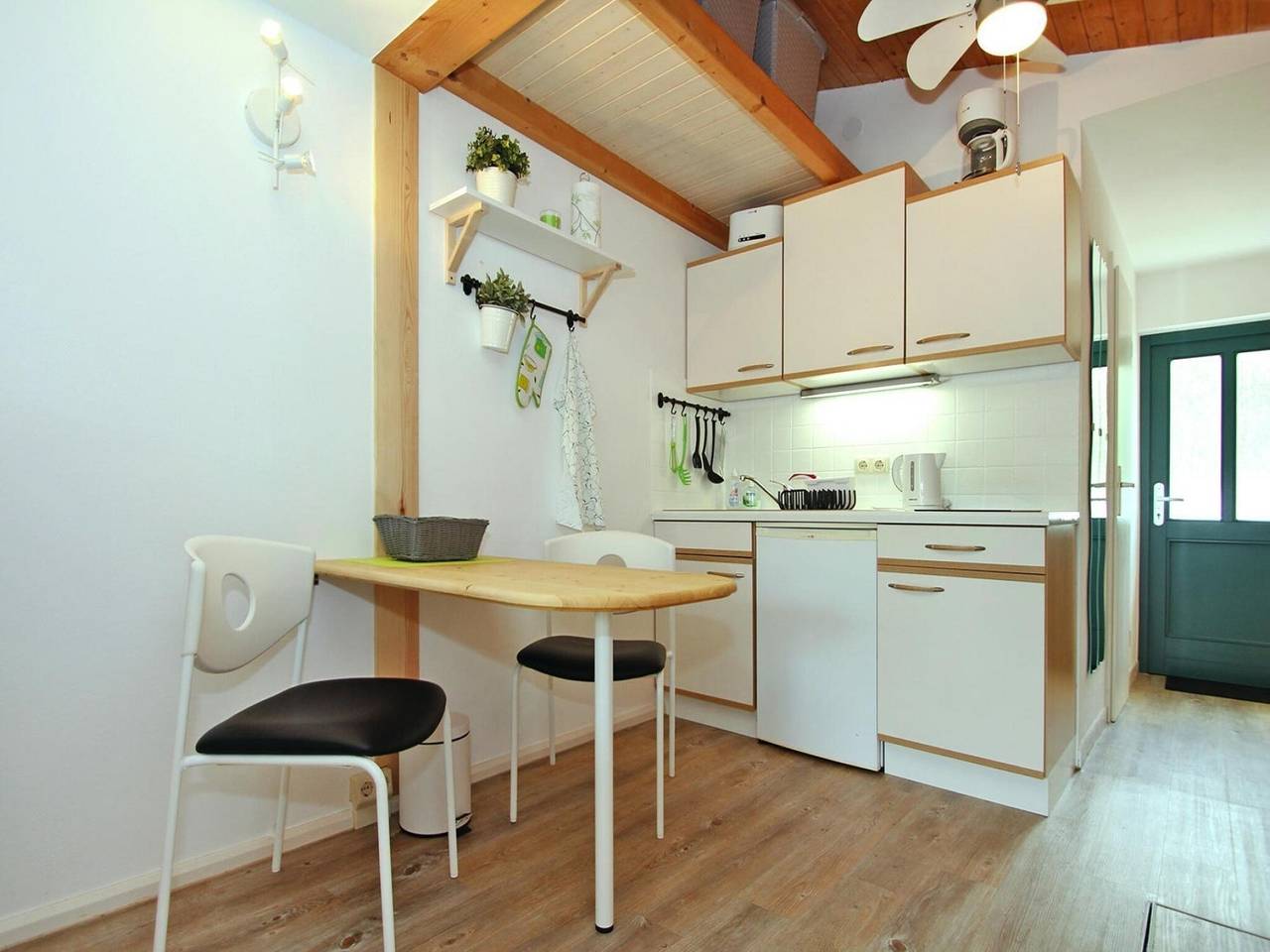 Ganze Ferienwohnung, Bootshaus in Mirow mit überdachter Terrasse in Mirow, Mecklenburg-Strelitz