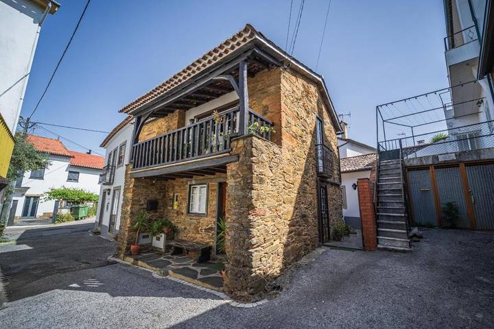 Gîte pour 4 personnes, avec jardin dans Alvares
