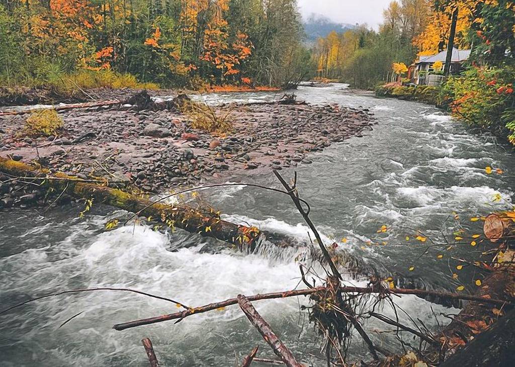 Salmonberry Retreat on the River, Fireplace, Hot Tub. Dogs Welcome in Welches, Mount Hood