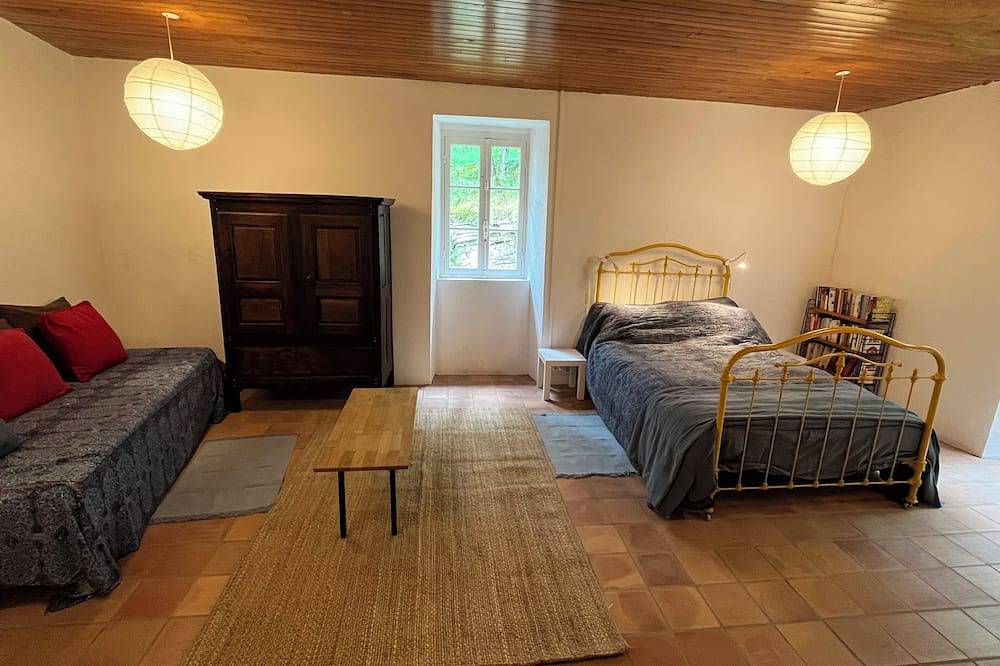 Maison des Marcassins à l'orée du bois in Vesseaux, Parc naturel régional des Monts d'Ardèche