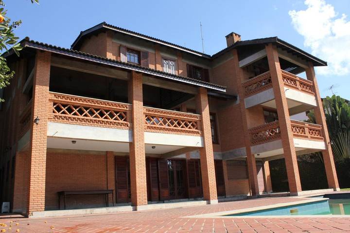 Casas e apartamentos de temporada para 12 pessoas, com piscina e jardim e ainda vista em Carapicuíba