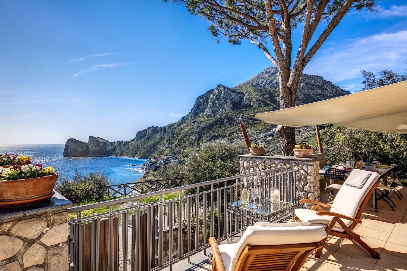 Villa Tre Pizzi – Spectacular water views and walking distance to beach in Naples Province