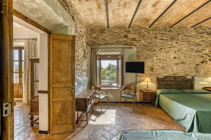 Hel lejlighed, Bed and Breakfast 'Ullastret' with Shared Pool, Wi-Fi and Air Conditioning in Serra de Daró, Costa Brava