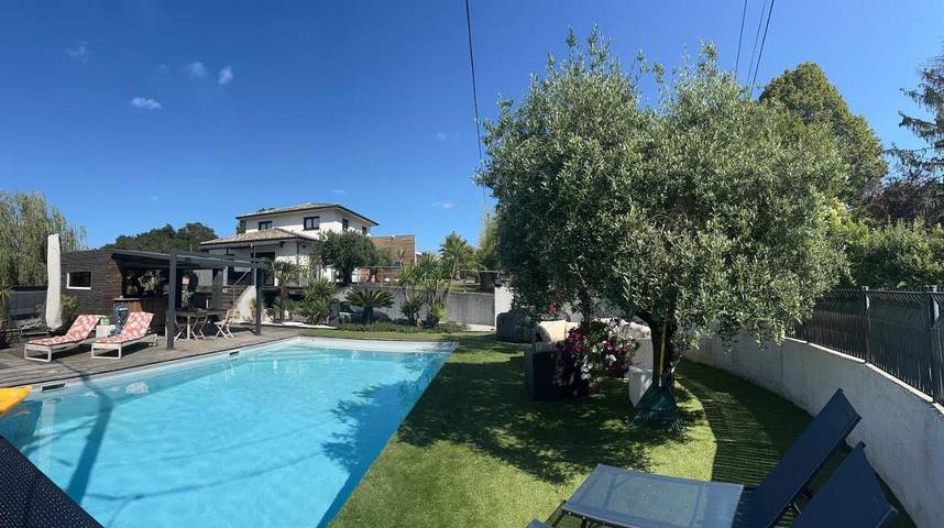 Location de vacances pour 8 personnes, avec jardin ainsi que jacuzzi et piscine à Sadirac