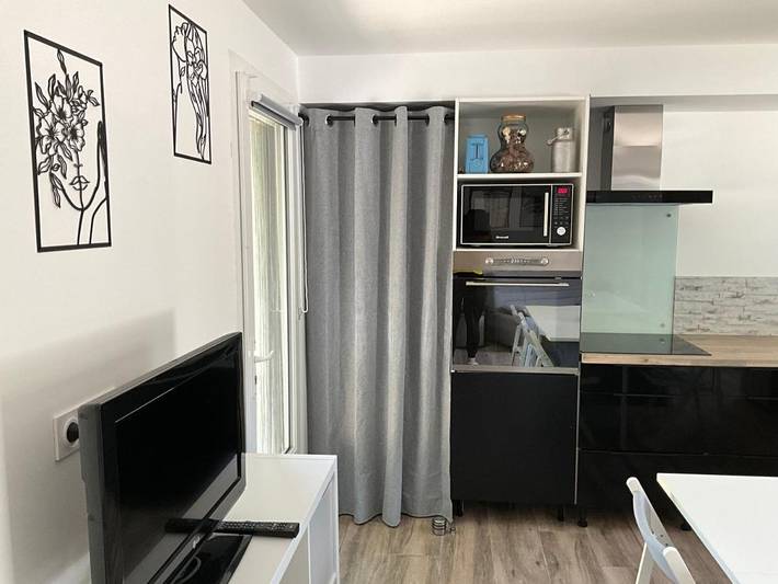 Location de vacances pour 4 personnes, avec piscine ainsi que vue et jardin à Oppède - 2