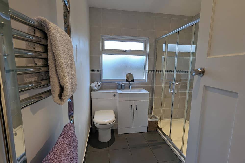 1-Bed Home for 2, Parking, Garden & Great Location in Worcester, Worcestershire