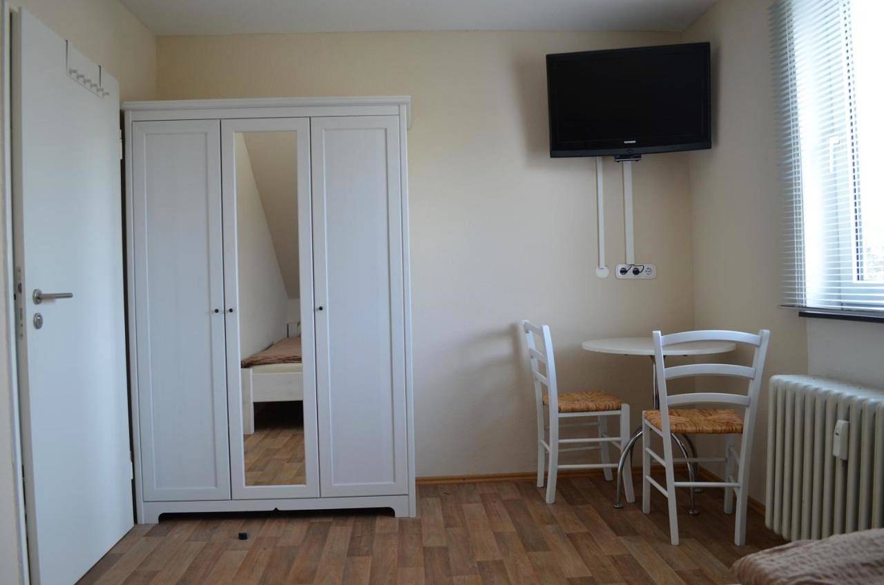 Single Room with Private Bathroom in Harleshausen, Kassel