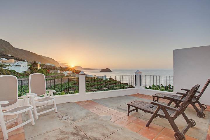 Maison de vacances "La Hacienda" avec vue sur la mer, terrasse privée et Wi-Fi in El Guincho, Garachico