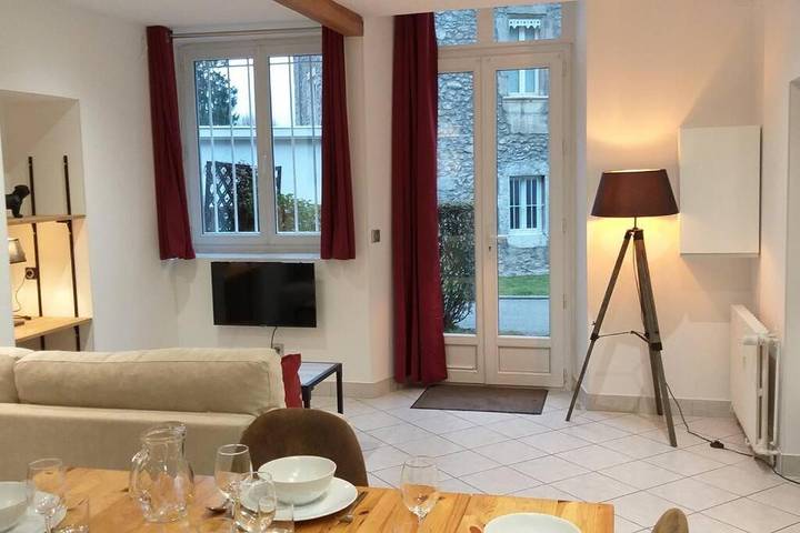 Gîte pour 4 personnes, avec Terrasse ainsi que Jardin et Vue sur le lac à Challes-les-Eaux