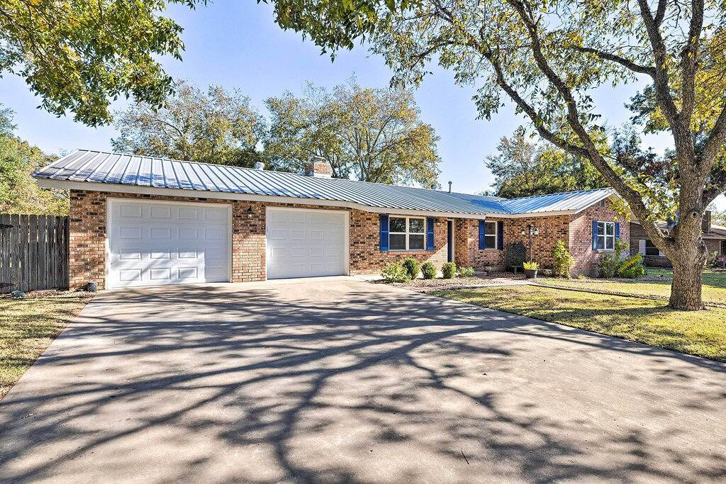 Updated 'Blue Door Haus' ~ 1 Mi to Main St! in Gillespie County