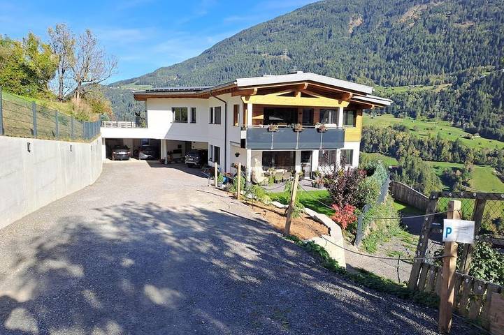 Ferienwohnung für 5 Personen, mit Terrasse und Garten in Wenns
