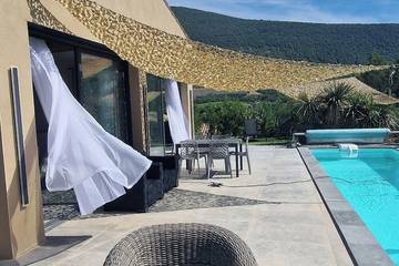 Location de vacances pour 10 personnes, avec piscine et terrasse à Pierrelongue