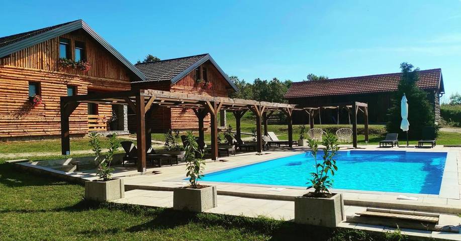 Ferienhaus für 4 Personen, mit Ausblick und Pool sowie Garten, mit Haustier