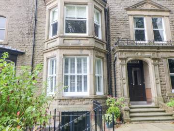 Log Cabin for 12 People in Buxton, Peak District, Photo 1