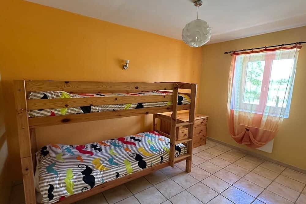 Entire apartment, Uzès superb, comfortable gîte with swimming pool 700m from town center: in Uzès, Nimes region