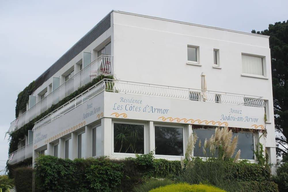 Entire apartment, Residence Cotes d'Armor, sea view, indoor pool, Wifi, beach walk in Plestin-les-Grèves, Ceinture Dorée