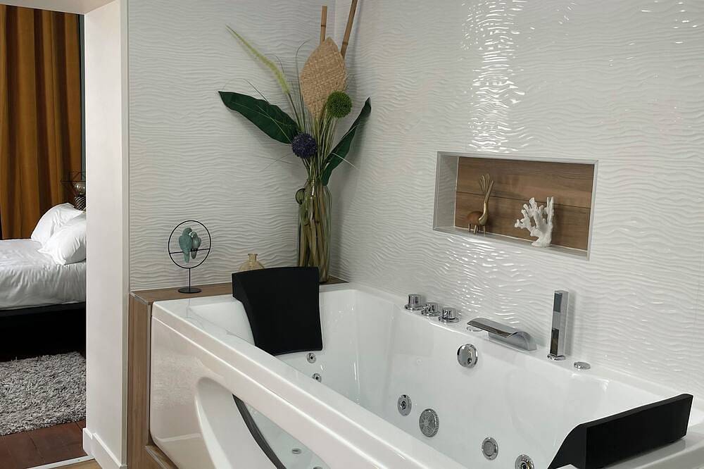 Apartamento entero, A moment of pure happiness in Moulins, Allier (desambiguación)